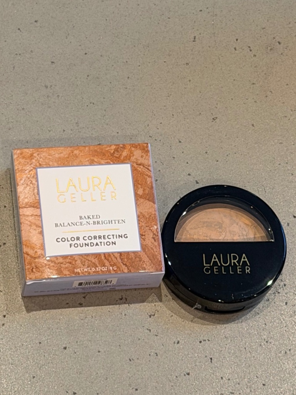 LAURA GELLER Baked Balance-n-Brighten Color Correcting Foundation (MEDIUM)